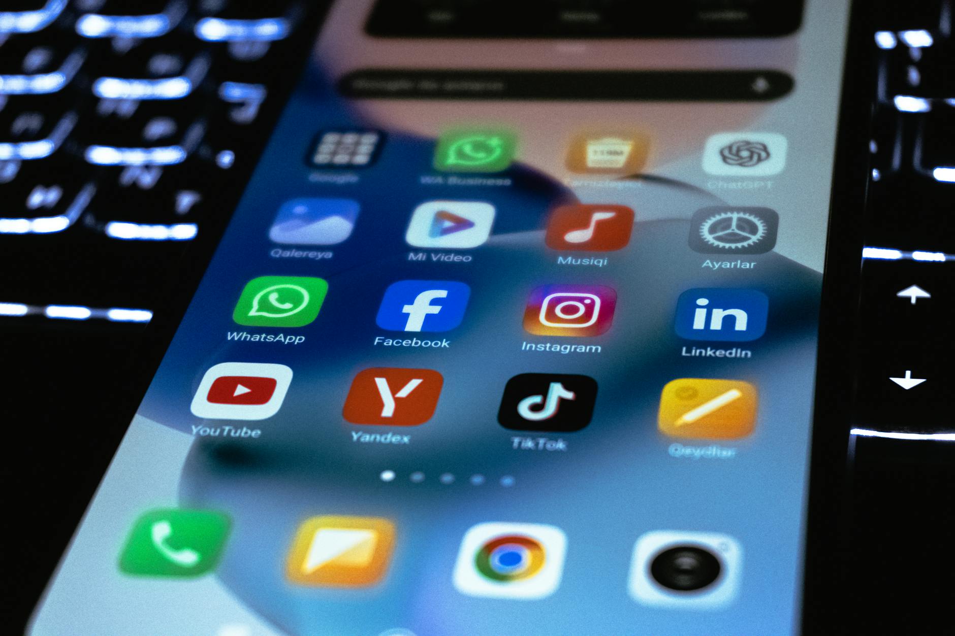 Supporting visual for TikTok's 'Delulu Dating' Trend Reaches 8.9 Billion Views, Sparking Mental Health Debate