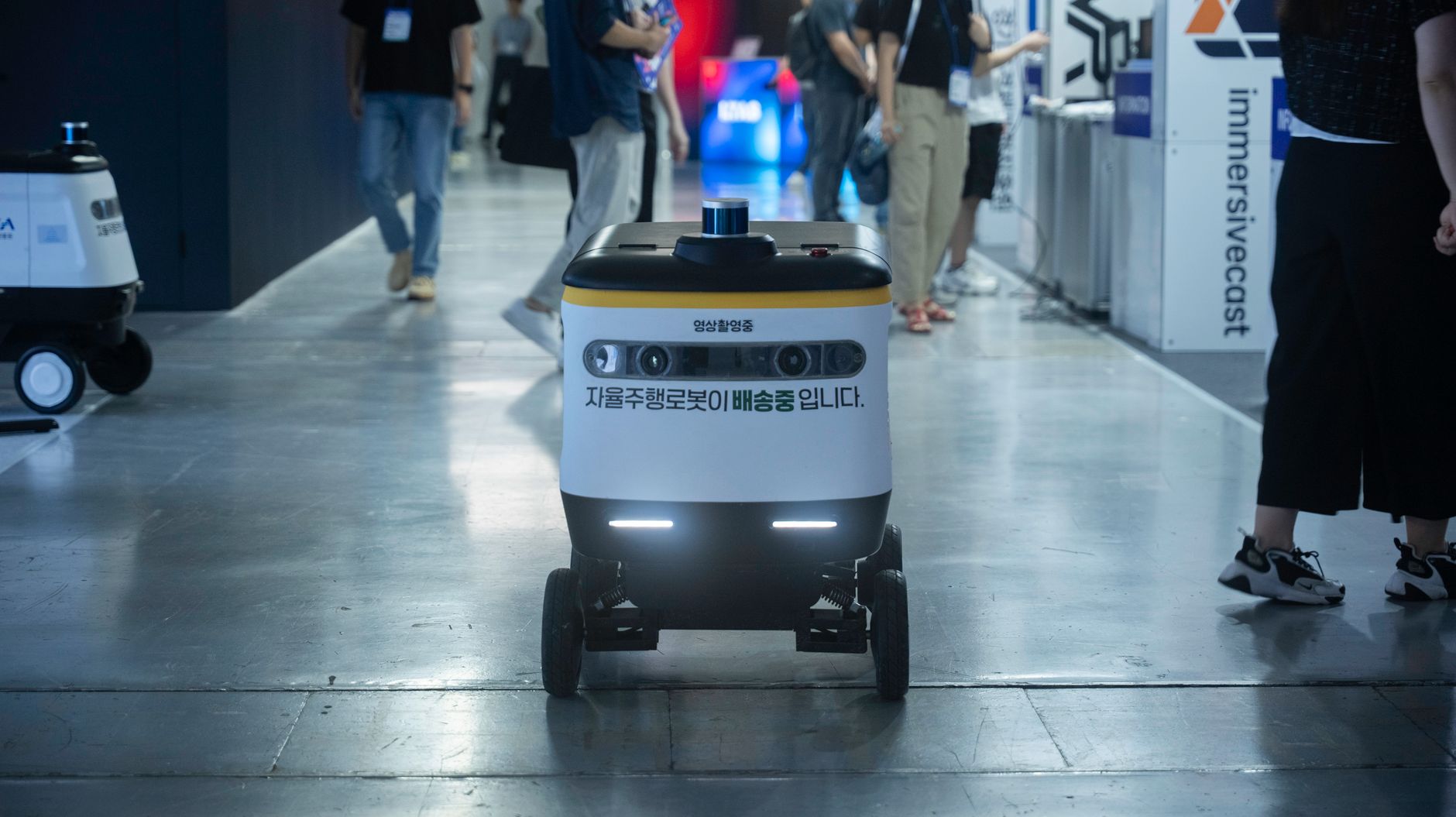Illustration related to UPS Deploys AI-Powered Sorting Robots at 12 Major Hubs, Teamsters Demand Workforce Impact Audit
